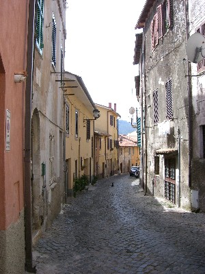 Via dei Monti, situata sul percorso delle antiche mura medievali colonnesi